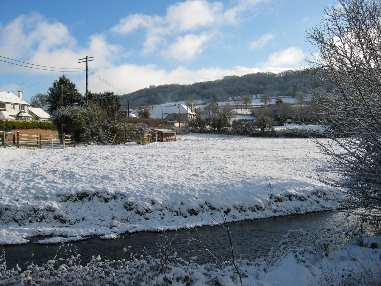 view from rear garden2 18 Dec 2010.jpg (325018 bytes)