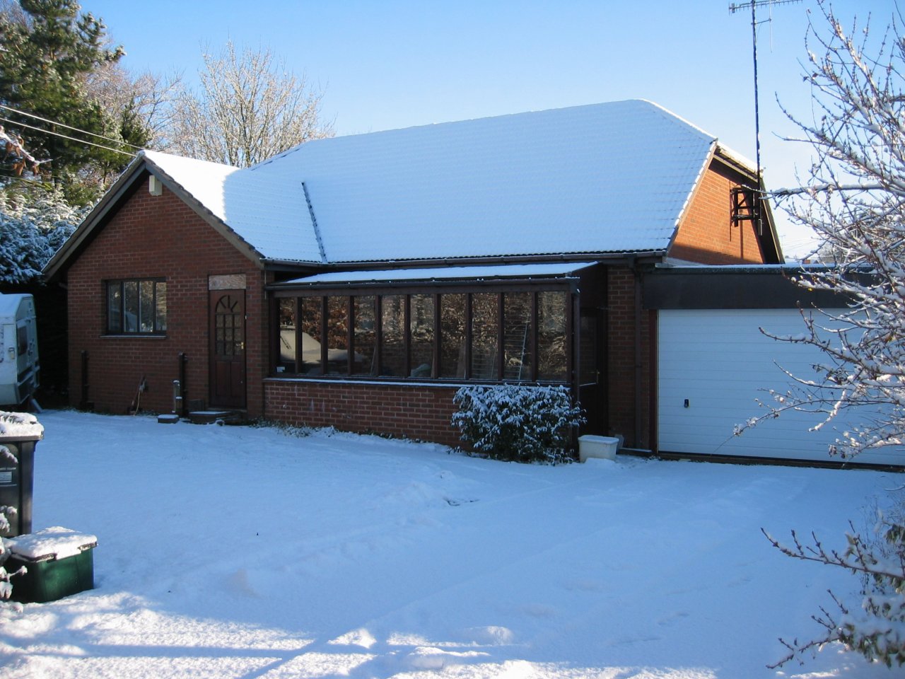 view of front garden 18 Dec 2010.jpg (220886 bytes)